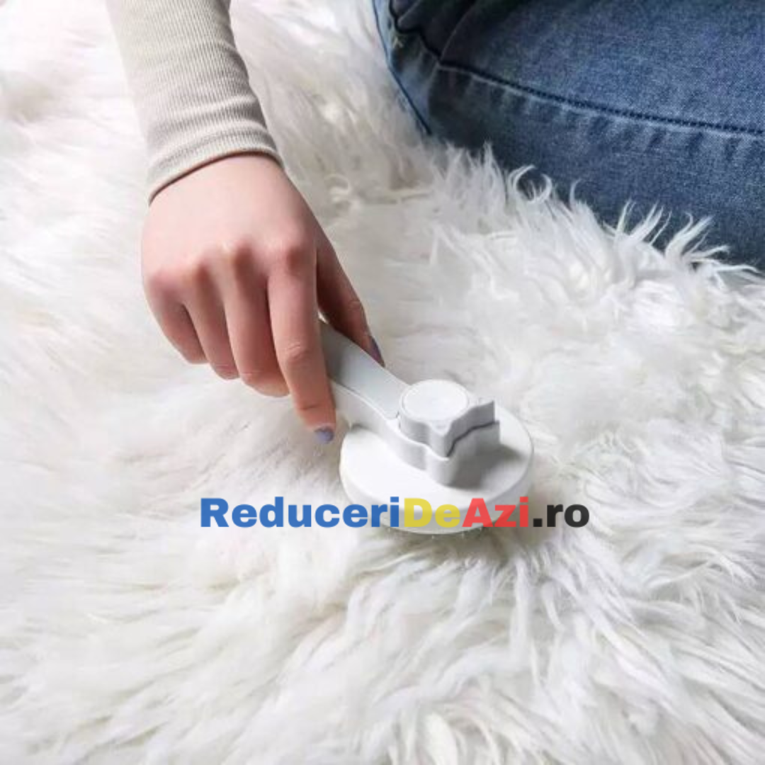 Perie cu buton de autocuratare pentru blana animale